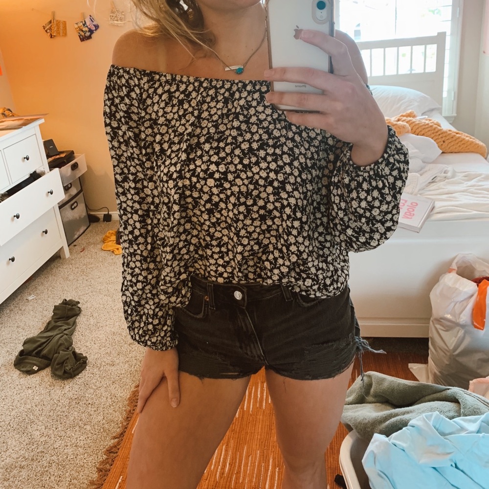 Billabong off the shoulder top !